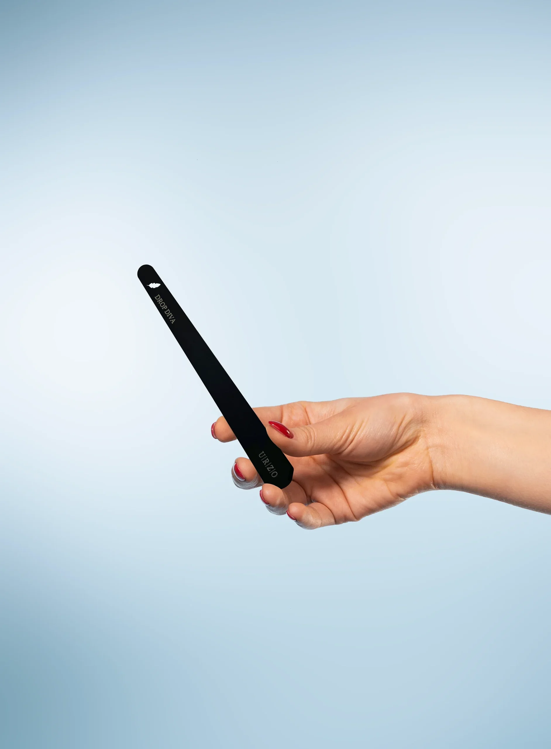 Base AeroTitan negra en la mano